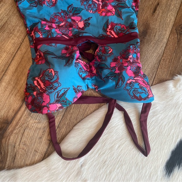 Basta Surf one-piece swimsuit with a teal background and a pink floral pattern - Picture 7 of 12
